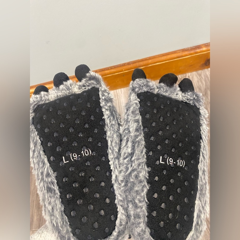 Furry Bear Wolf Monster Gray Black Claw Slippers Youth Size Large 9/10 Unisex - Picture 3 of 5